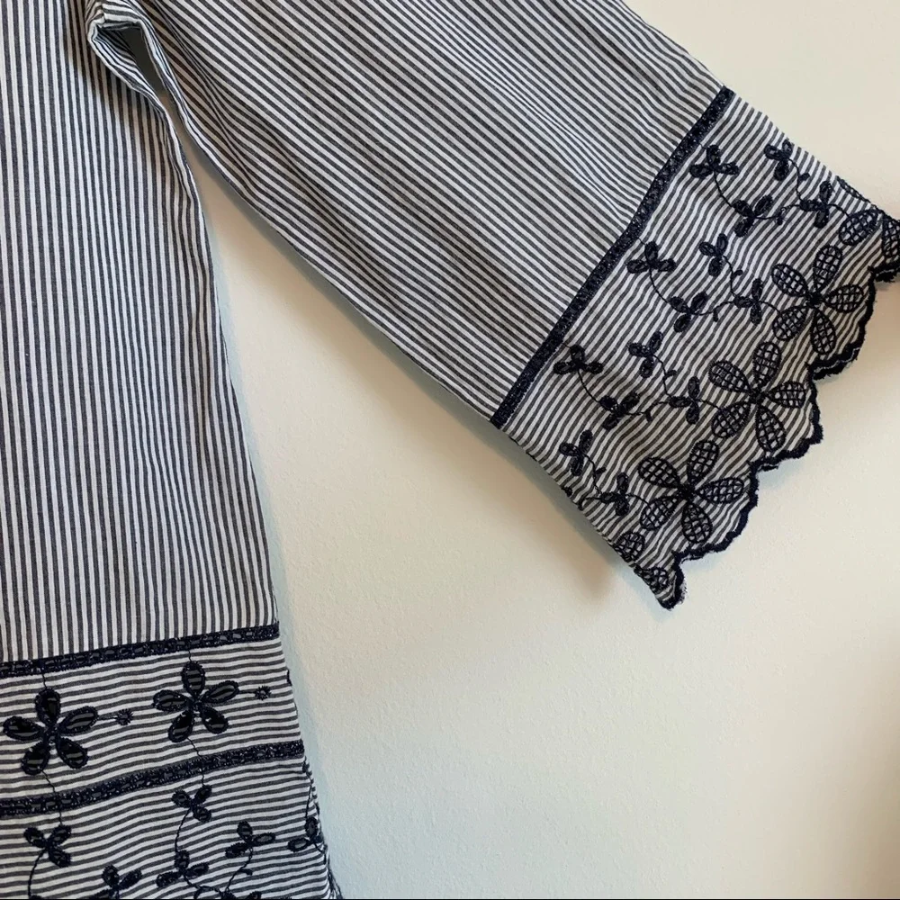 Old Navy Strip Navy & White Blouse.Flowered Embroidery, Scalloped Edges XSmall - Picture 5 of 5